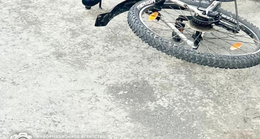 Несовершеннолетняя велосипедистка попала под колеса автомобиля в поселке Оссора