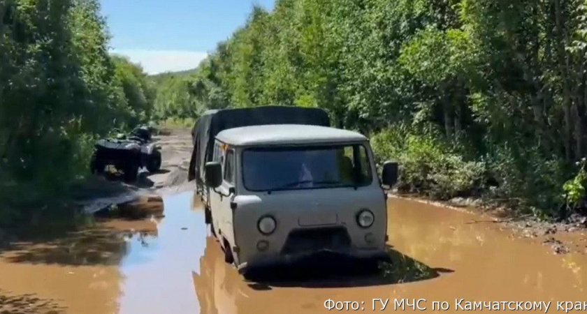 На Камчатке спасатели выручили грибников – их «УАЗ» увяз в грязи (видео)