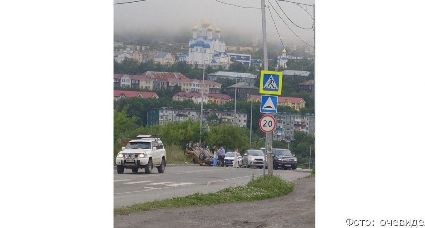 В столице Камчатки вечером произошло ДТП с опрокидыванием (видео)