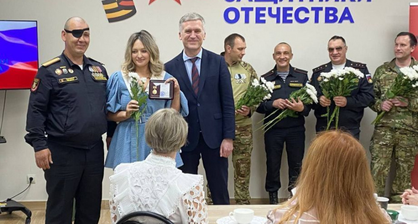 Столько женской красоты и нежных цветов стены камчатского филиала "Защитники Отечества" ещё не видели!