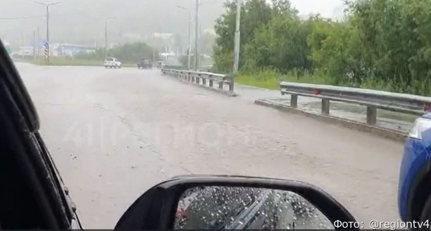 Улицы и тротуары камчатской столицы после дождя ушли под воду