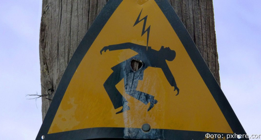 Житель Камчатки получил удар током от ЛЭП, когда чистил трубу на гараже