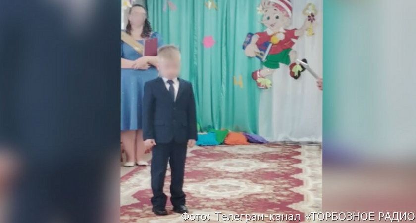 Воспитатели провели выпускной для мальчика отдельно от других детей