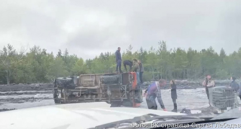 На Камчатке перевернулась вахтовка с туристами
