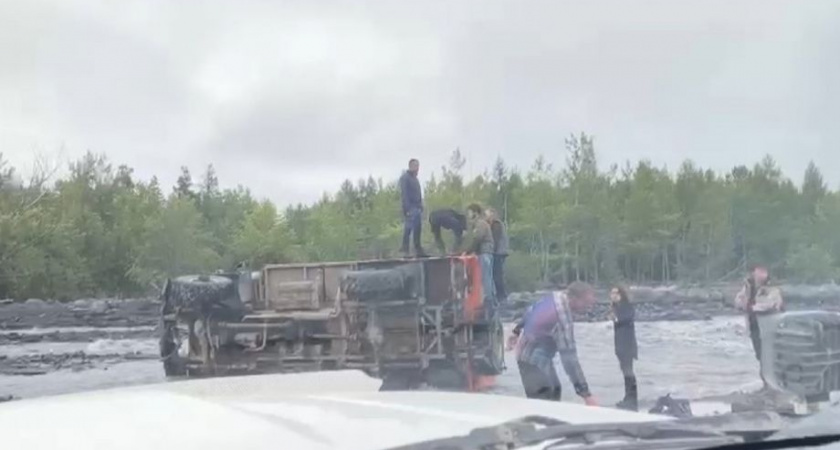 В Усть-Камчатском округе на реке Студёная перевернулась вахтовка