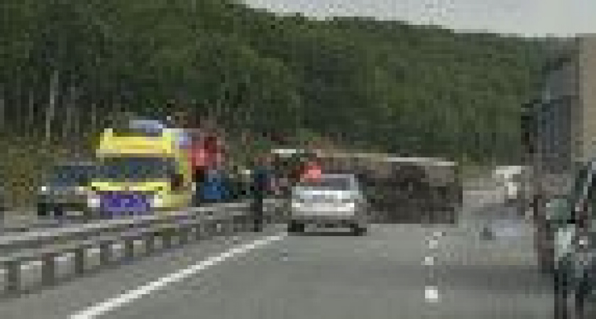 На шоссе в районе Петропавловска-Камчатского опрокинулся грузовик (фото, видео)