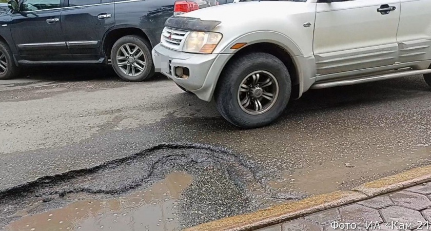 Ты не проедешь: жители столицы Камчатки жалуются на загородившие проезд ямы и парковку (видео)
