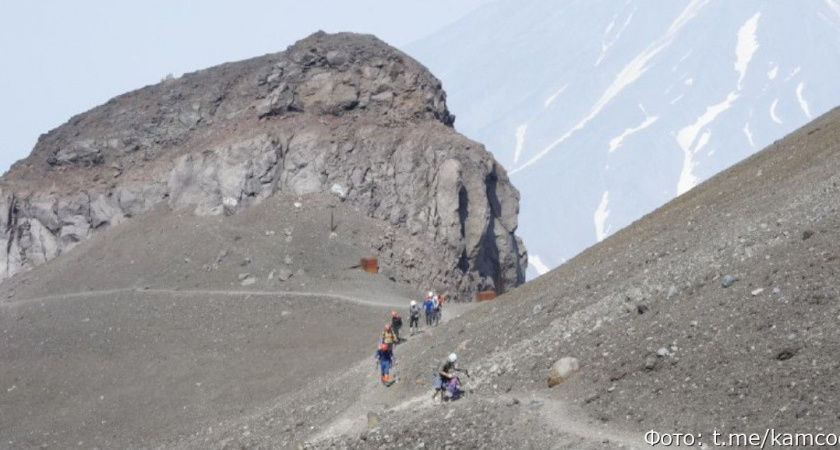Двенадцать спасателей будут охранять участников восхождения на камчатский вулкан