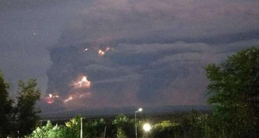  Вулкан Шивелуч извергается на Камчатке — гром, молнии и тучи пепла