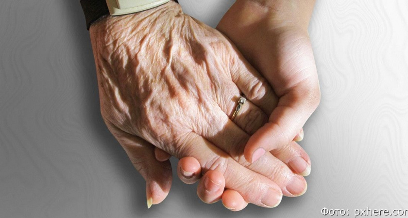 В Петропавловске случайная прохожая сорвала бабушку с крючка телефонных мошенников