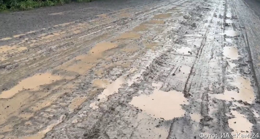 После извержения вулкана дорога на востоке Камчатки превратилась в грязевую ванну (видео)