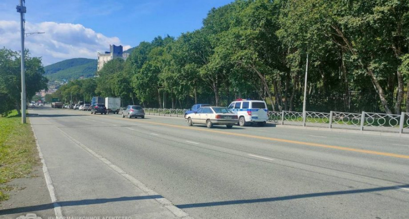 Двойную сплошную разметку нанесли на улице Пограничной в Петропавловске