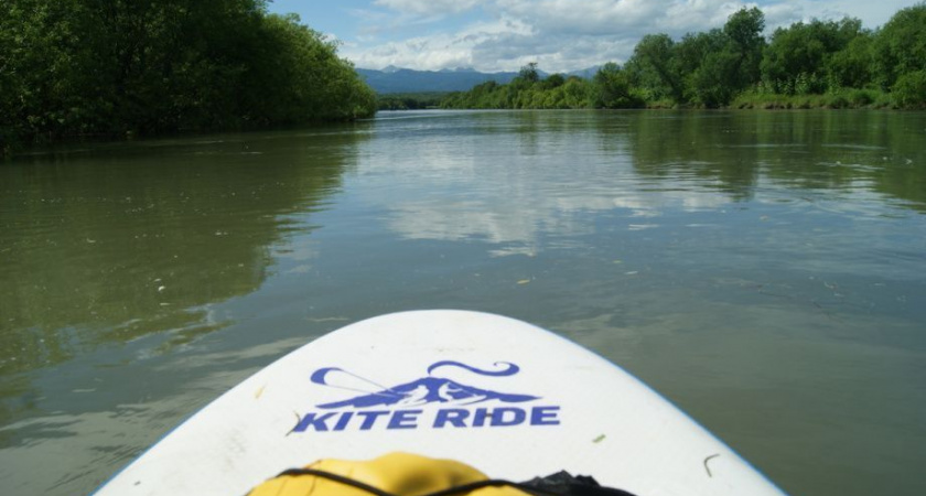 Мужчина с семилетней девочкой перевернулись на сап-борде на Камчатке