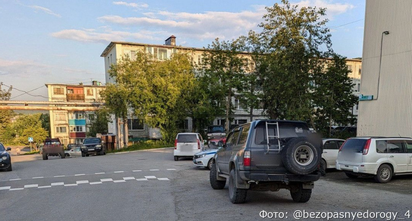 В Петропавловске-Камчатском водитель внедорожника, сдавая назад, не заметил ребёнка