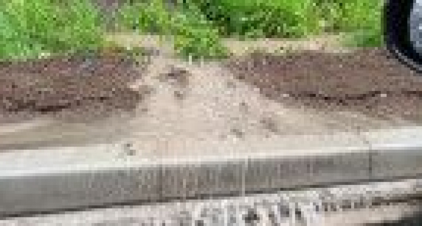 В Петропавловске-Камчатском забитая ливнёвка топит соседний дом (видео)