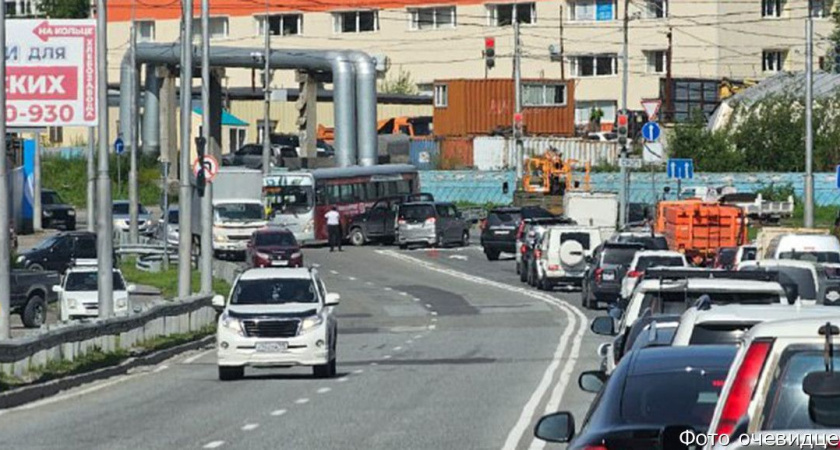 В Петропавловске в районе горводоканала произошла авария с участием автобуса (видео, фото)