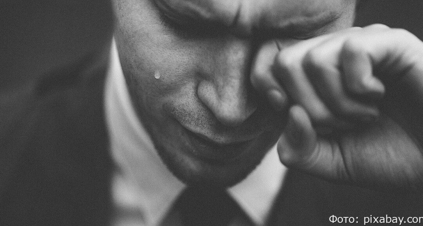 Каждая третья женщина в России плакала из-за работы, мужчины сдерживаются чаще