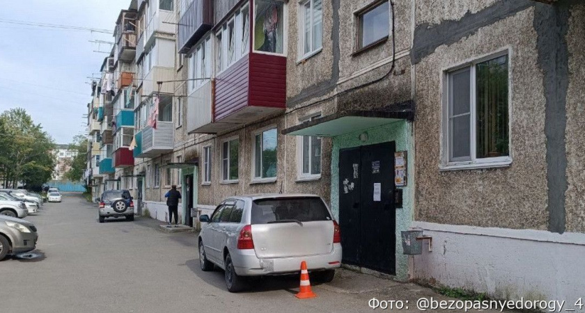В камчатском посёлке автомобиль наехал на бабушку, стоявшую позади