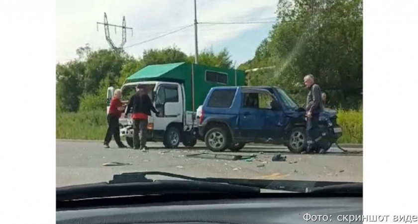 В Петропавловске-Камчатском столкнулись грузовик и внедорожник (видео)