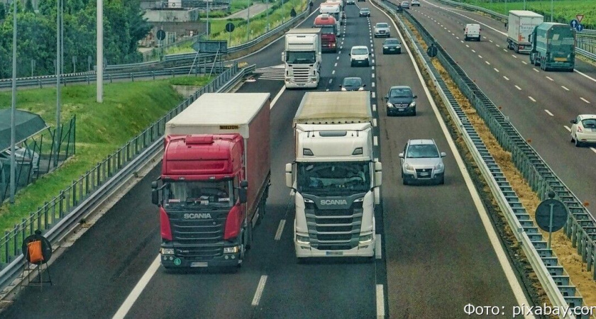 В Госдуме предложили оповещать водителей о превышении скорости красным сигналом