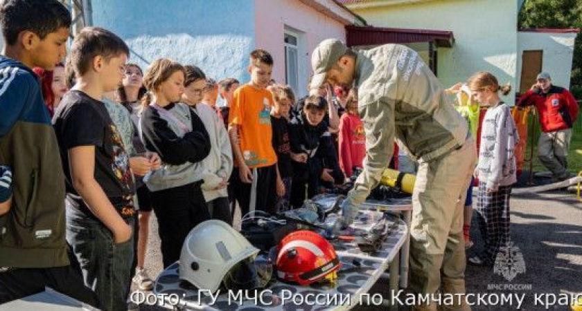 На Камчатке воспитанники «Волны» и «Металлиста» примерили на себя роль огнеборцев
