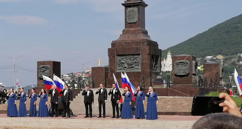 Гимн России в исполнении Камчатской хоровой капеллы им. Е. Морозова прозвучал на торжественном мероприятии в честь Дня государственного флага