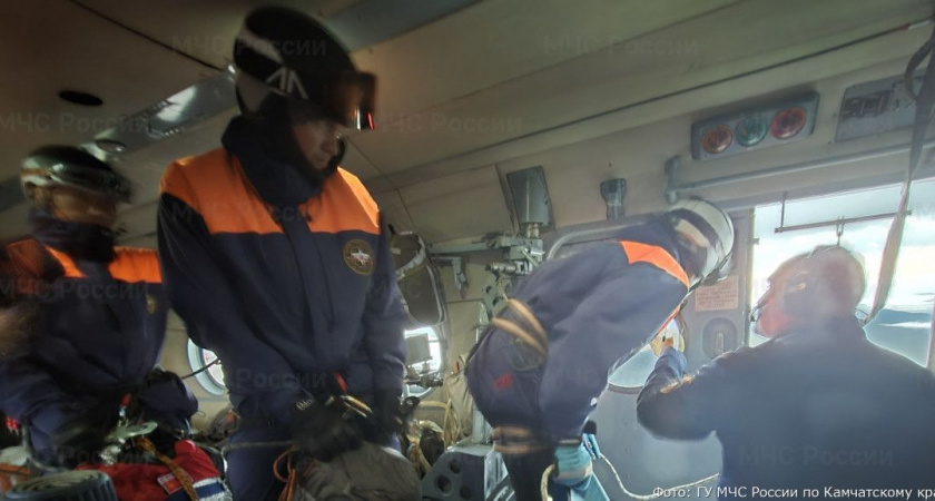 На Камчатке спасатели возобновили поисковые работы на месте крушения вертолёта Ми-8Т