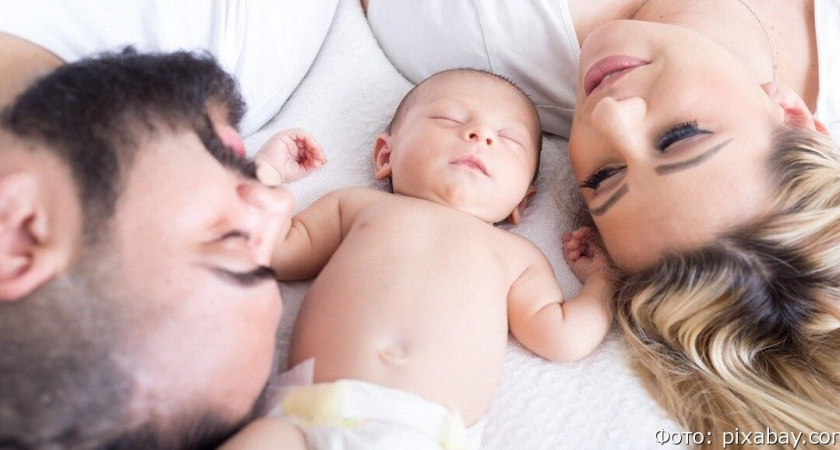 Пособие по уходу за ребенком хотят увеличить в России