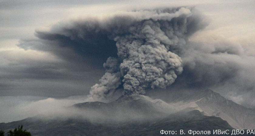 На Камчатке со склонов вулкана Шивелуч поднялся пепел