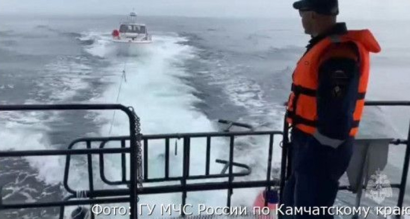 У берегов Камчатки катер с людьми потерял управление