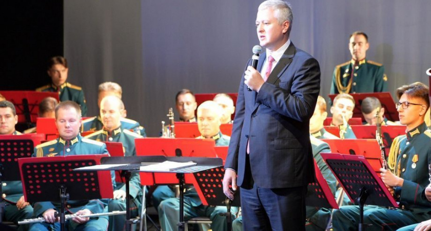 Владимир Солодов вручил памятные медали потомкам героев обороны Петропавловского порта в Крымскую и Русско-японскую войн