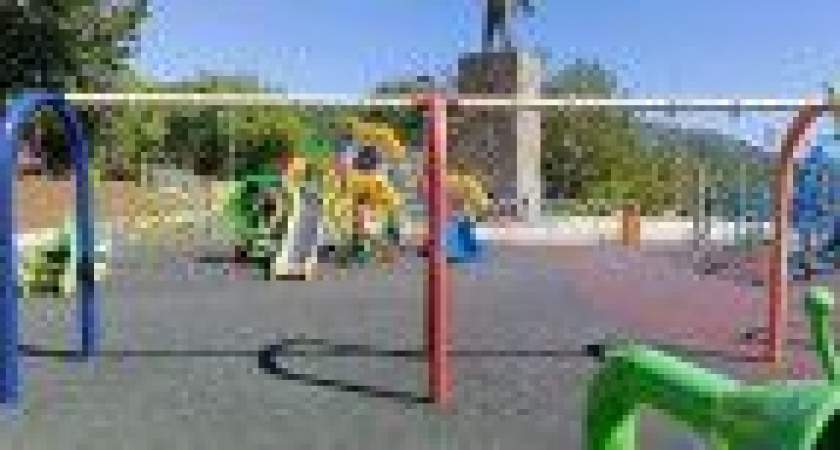 Жители Петропавловска-Камчатского пожаловались на «разбомбленную» детскую площадку (фото)