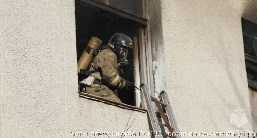 В столице Камчатки на пожаре спасли шестерых человек