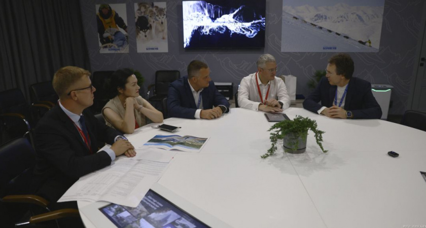 Владимир Солодов, Руслан Байсаров и Павел Бруссер провели рабочую встречу на полях ВЭФ-2024