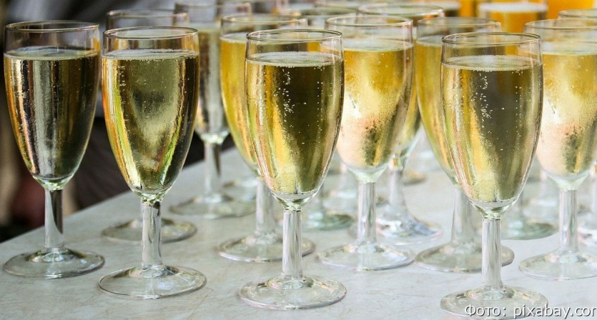 Бьем рекорды: россияне выпили за лето больше шампанского, чем за последние 7 лет
