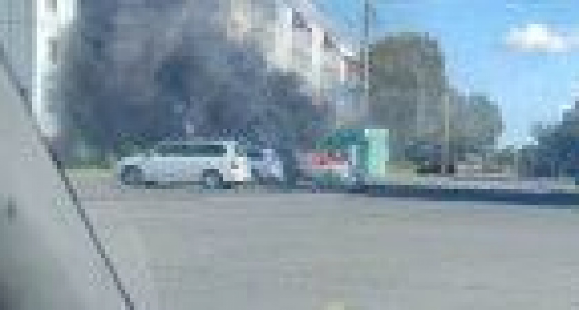 Два автомобиля полыхали открытым огнем в Елизово: возможны детские шалости