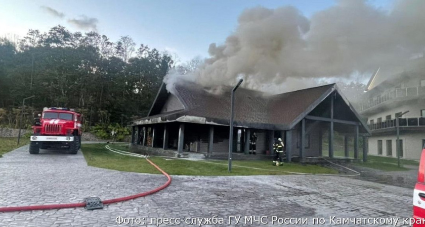На Камчатке горит здание на территории гостиничного комплекса (видео)