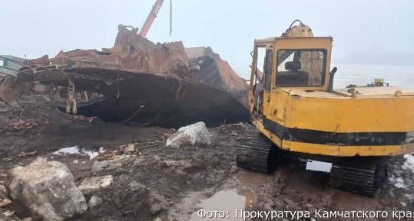 На Камчатке прокуратура заставила судовладельца достать из бухты затонувшее судно