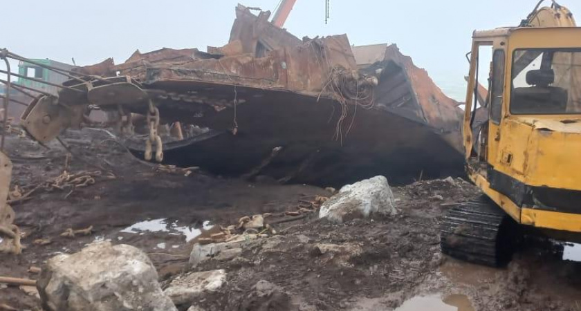 Судно «Анатолий Серов» подняли со дна Авачинской бухты на Камчатке