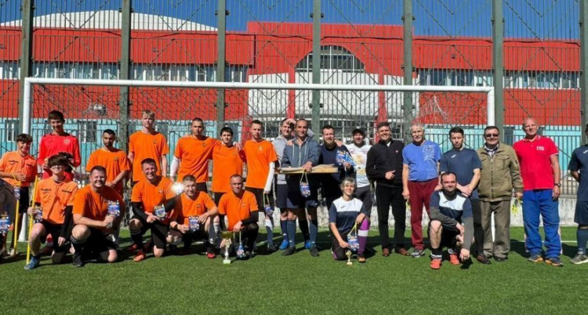 Администрация Елизовского района и правительство Камчатки сыграли в футбол