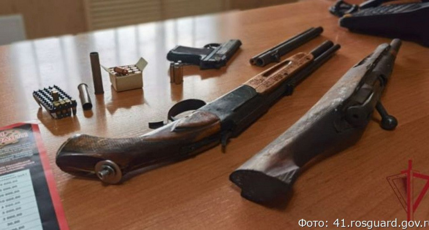 Житель Камчатки сдал в Росгвардию арсенал, найденный в отцовском гараже