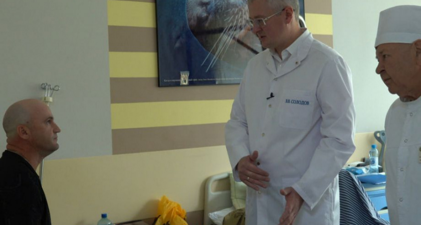 Владимир Солодов посетил камчатских бойцов СВО в госпитале имени Вишневского и передал подарки от жителей региона