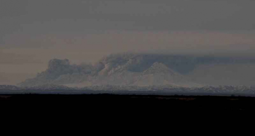 Подъем пепла со склона вулкана Шивелуч зафиксировали утром 11 октября на Камчатке
