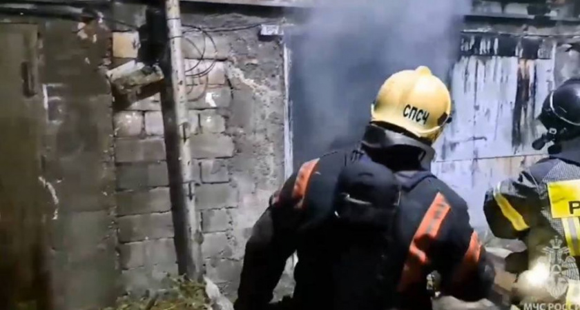 Более трех часов пожарные боролись с огнем в гаражном кооперативе в Петропавловске