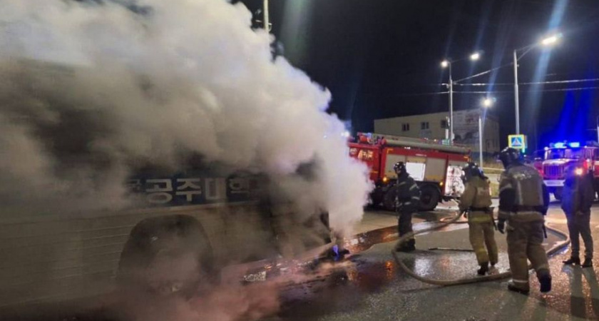 Пассажирский автобус загорелся вечером на Хэллоуин в Петропавловске