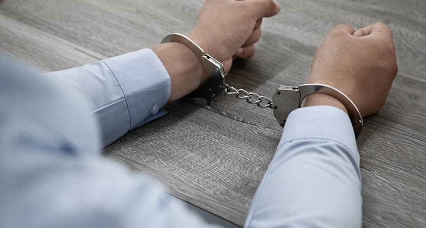 Главврач на Камчатке получал откаты с премий сотрудников и брал мзду