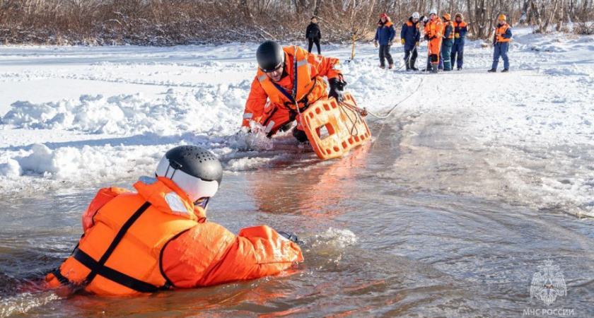 Камчатские спасатели отработали приёмы спасения провалившихся под лёд