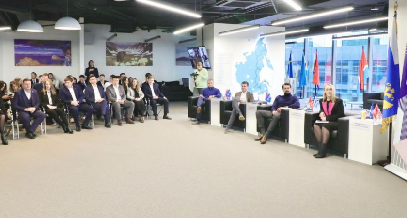 Алексей Чекунков встретился с выпускниками программы подготовки кадров «Муравьев-Амурский 2030» на Дальнем Востоке