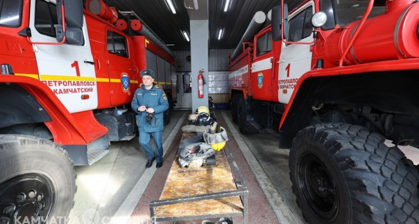 Камчатские пожарные спасли из горящей квартиры троих человек