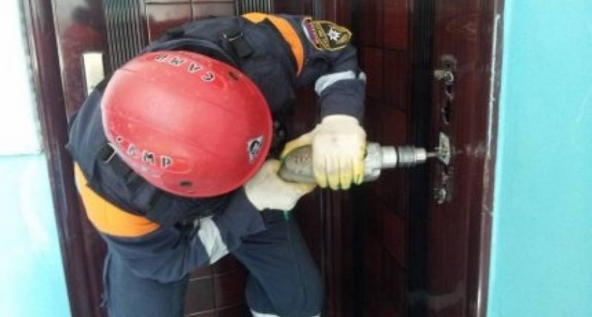 Спасатели на Камчатке вскрыли дверь, чтобы помочь пожилому мужчине
